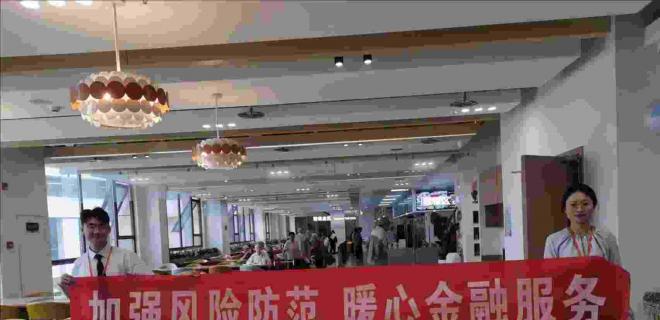 宁波银行锡东支行走进耘林公寓开展反诈宣传活动